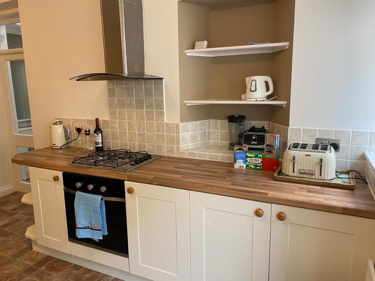 Lobster Pot Apartment With Stunning Harbour And Sea Views And Free Parking For One Car & Pet Friendly Brixham Exterior foto